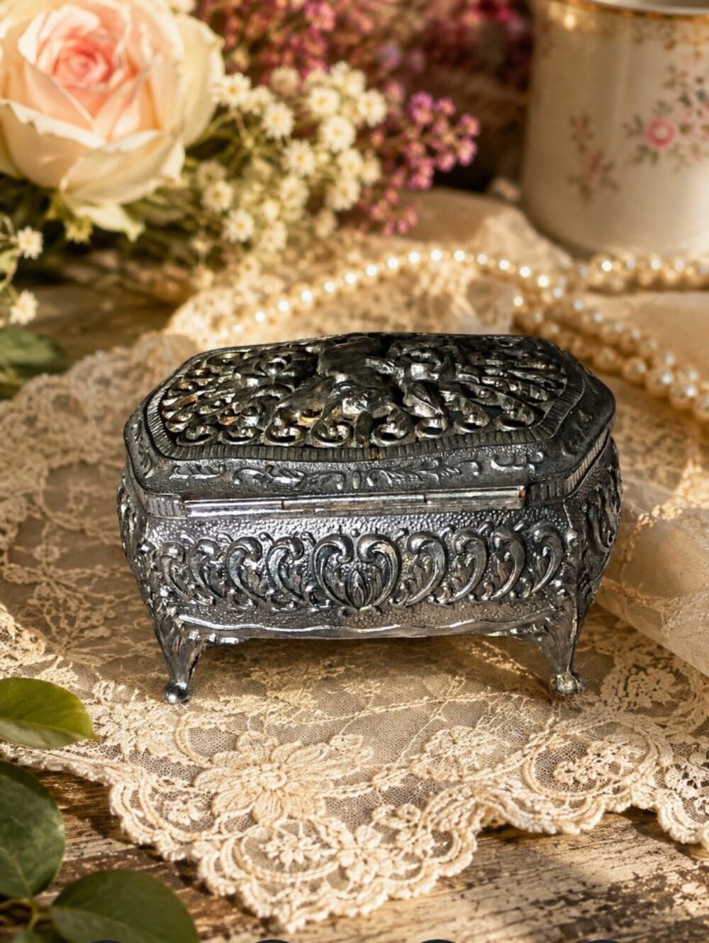 Vintage Angel Roses Trinket Box Footed Hinged Lid Cut Out Design 1950s Japan - Picture 5 of 5